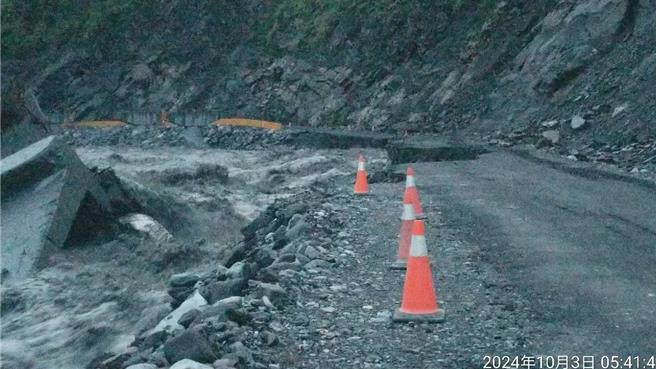 受到山陀儿颱风及其外围环流影响，因荖浓溪河水瀑涨夹带土石冲击，今日上午6时导致台20线94K＋500明霸克露桥河床便道流失50公尺，道路中断，人、车无法通行，所幸公路局于昨晚进行道路预警性封闭，无人、车伤亡。（公路总局甲仙工务段提供／林雅惠高雄传真）