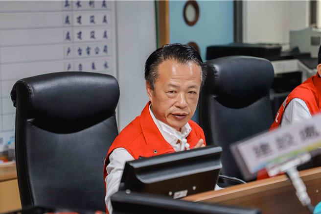 嘉义县长翁章梁形容山陀儿颱风就像悬在空中的利剑，呼吁所有局处保持警觉。(嘉义县政府提供／吕妍庭嘉义传真)