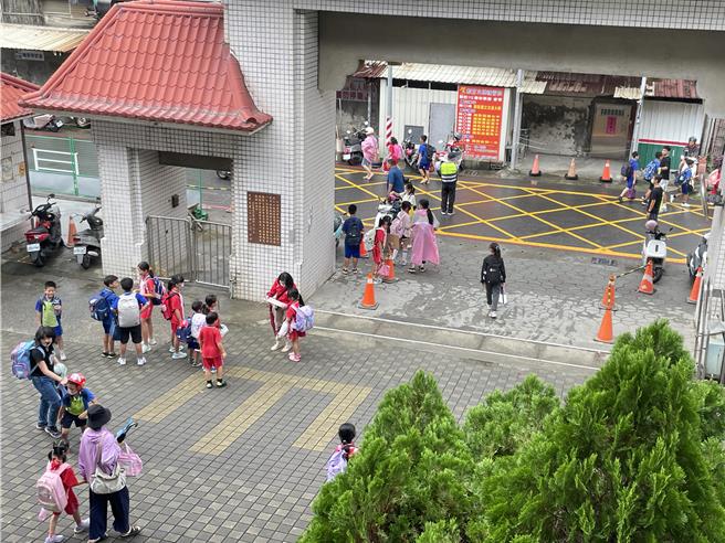 山陀兒影響段考教學進度，教育局評估後決議，各校可調整授課進度與考試內容，10／25前完成評量即可。非當事學校。（紀爰攝）