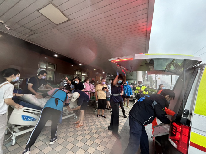 屏东东港医院火警3病患受困11楼病房无生命迹象，图为病患紧急转诊。(谢佳潾摄)
