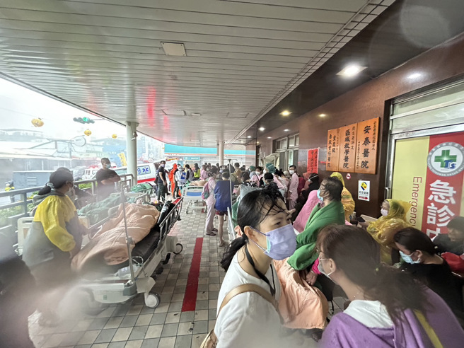 屏东东港医院火警3病患受困11楼病房无生命迹象，图为病患紧急转诊。(谢佳潾摄)