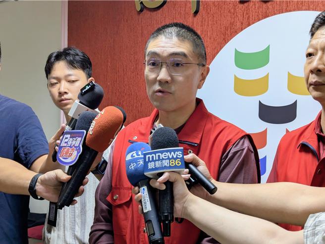 基隆市长谢国梁（中）3日上午表示，据基隆气象站的最新预报，基隆市未来24小时会出现超大豪雨，雨量上看500毫米，请所有的市民要特别注意。（张志康摄）