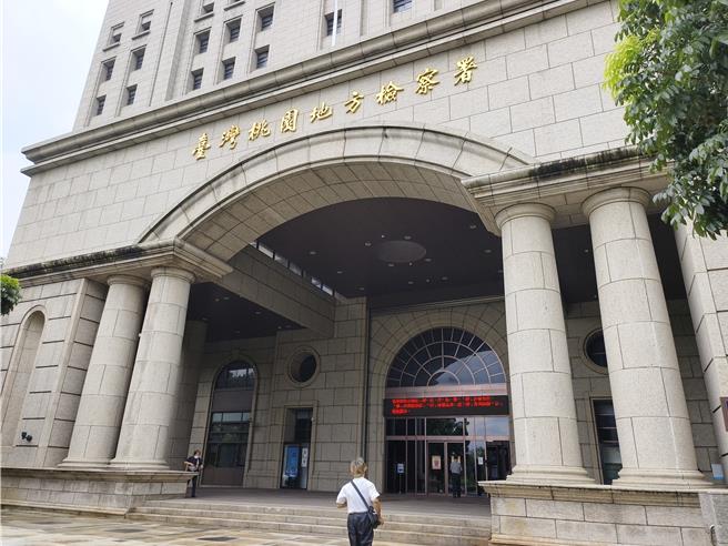 尹姓、陈姓男子今年2月春节时在桃园八德放烟火，却有烟火余烬掉落在1资源回收场，引发火警，2人拨打119报案后随即离开，消防局发现火警与2人有关，桃园地检署依公共危险罪起诉2人。（赖佑维摄）