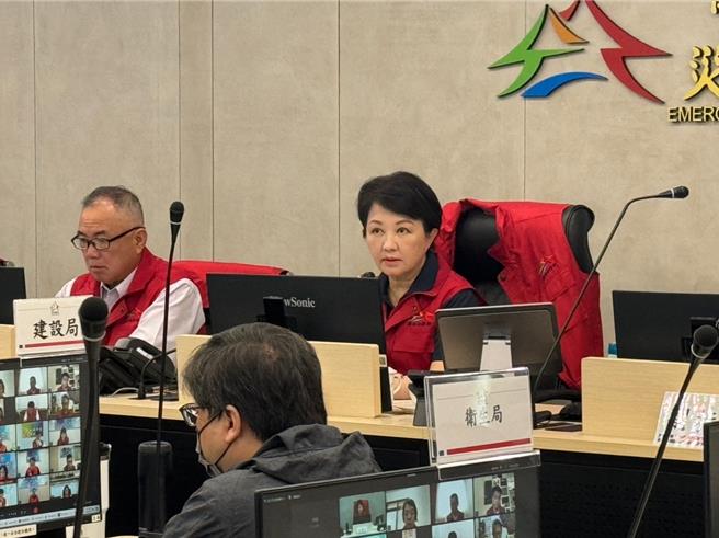 山陀兒颱風龜速來襲，台中市長盧秀燕3日赴消防局主持第5次災害應變工作會報，據統計，台中已有7人因強風受傷，其中5人風大自摔，盧秀燕提醒市民注意。（潘虹恩攝）