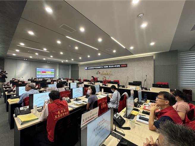 山陀兒颱風龜速來襲，台中市長盧秀燕3日赴消防局主持第5次災害應變工作會報，據統計，台中已有7人因強風受傷，其中5人風大自摔，盧秀燕提醒市民注意。（潘虹恩攝）