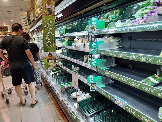 「山陀兒」颱風來勢洶洶，新北放颱風假，民眾到超市搶買蔬果。（陳慰慈攝）