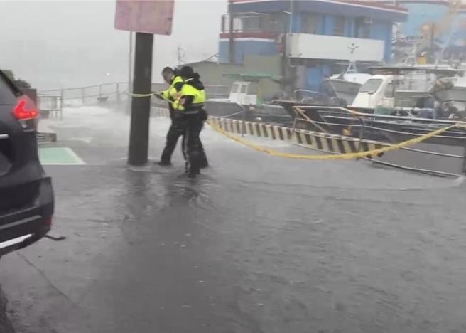 旗津海邊出現海水倒灌，警方前往現場拉起封鎖線。（民眾提供／郭良傑高雄傳真）