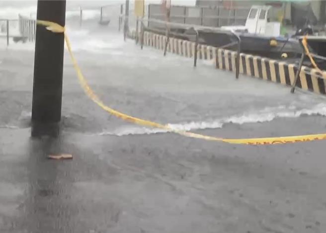 旗津漁港邊道路出現海水倒灌。（民眾提供／郭良傑高雄傳真）