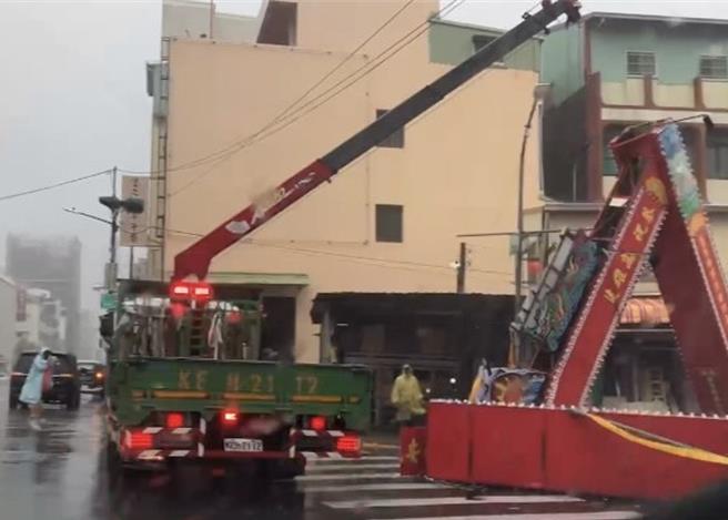 警方與廟方聯絡吊車到場緊急將倒下的牌樓拉起吊離。（民眾提供／郭良傑高雄傳真）