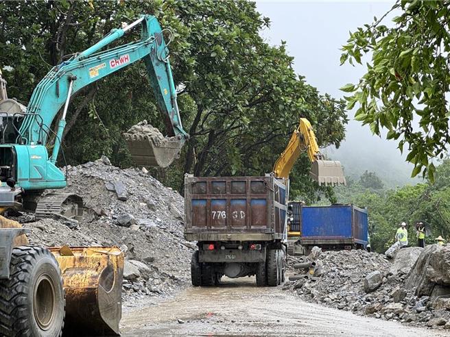 台9线苏花公路164.4k崇德段今晨土石流，交通中断，公路单位预估下午抢通。（公路局提供）