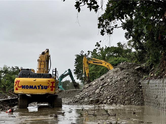 台9线苏花公路164.4k崇德段今晨土石流，交通中断，公路单位预估下午抢通。（公路局提供）