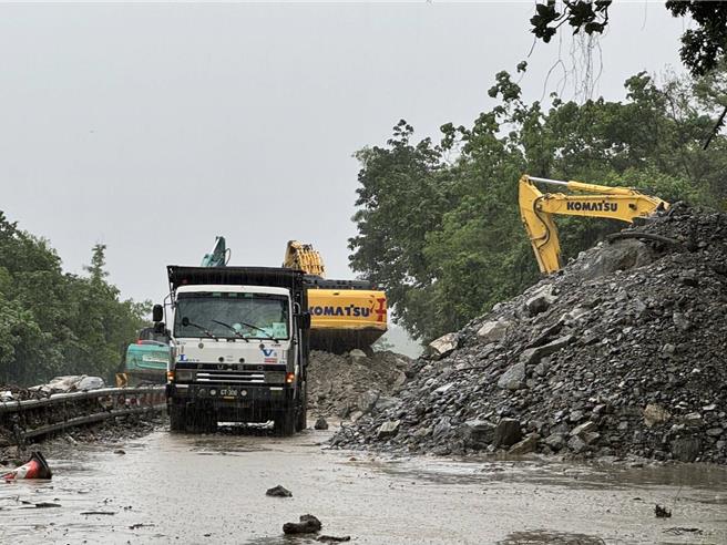 台9线苏花公路164.4k崇德段今晨土石流，交通中断，公路单位预估下午抢通。（公路局提供）