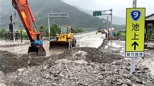 台20线台东县海端乡初来路段3日清晨发生边坡坍方，淤泥落石覆盖路面，阻断双向通行。（萧嘉蕙摄）