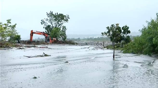 鹿野乡新良溼地护岸崩塌扩大，溪水暴涨灌入，园区沦为一片汪洋。（萧嘉蕙摄）