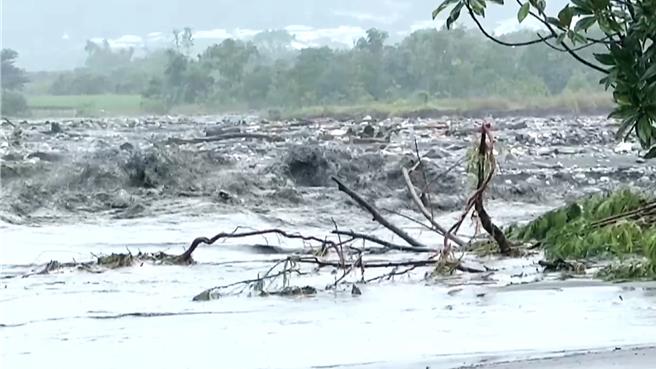 卑南溪水暴涨溃堤，混浊溪水如猛兽奔腾。（萧嘉蕙摄）