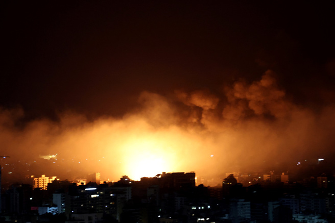 以色列入侵黎巴嫩后2日首度传出伤亡，在与真主党激战中折损8名精兵；另外以色列3日清晨首度空袭黎国首都贝鲁特市中心。画面为以军3日空袭贝鲁特南郊，爆炸引发巨大火光。（路透社）