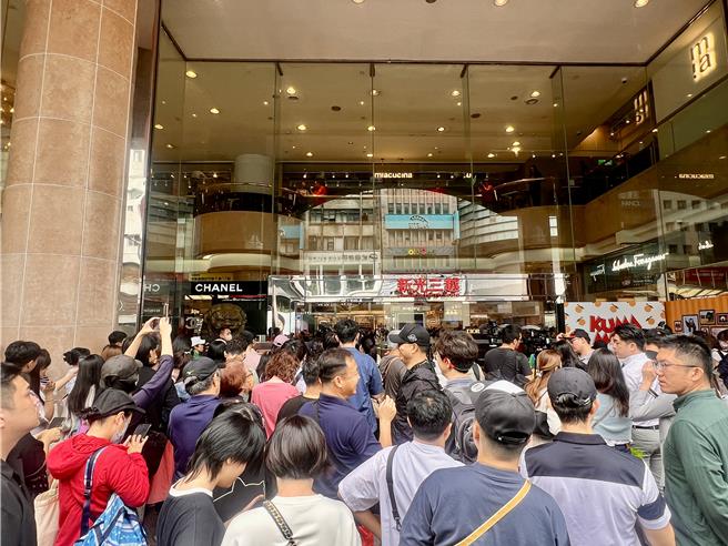 新光三越台北南西店今（3日）仍吸引大批消费者排队等周年庆开门。（吴奕萱摄）