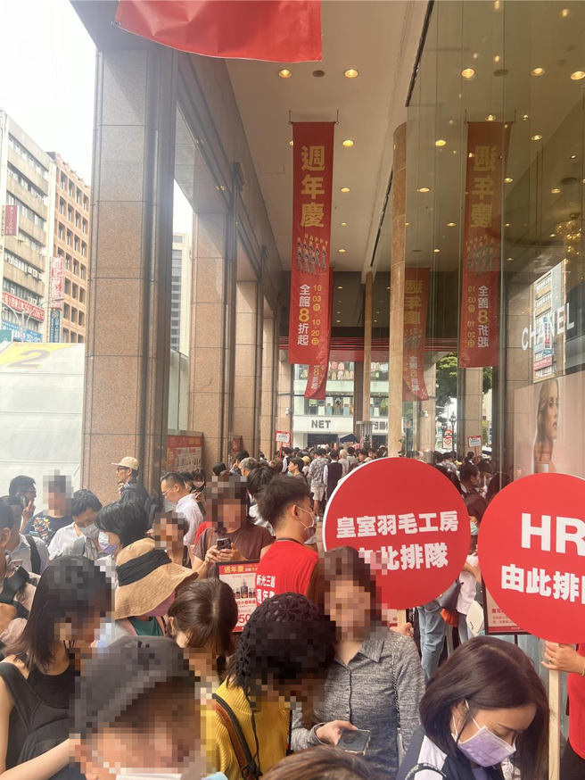 新光三越台北南西店今（3日）周年庆人潮。（吴奕萱摄）