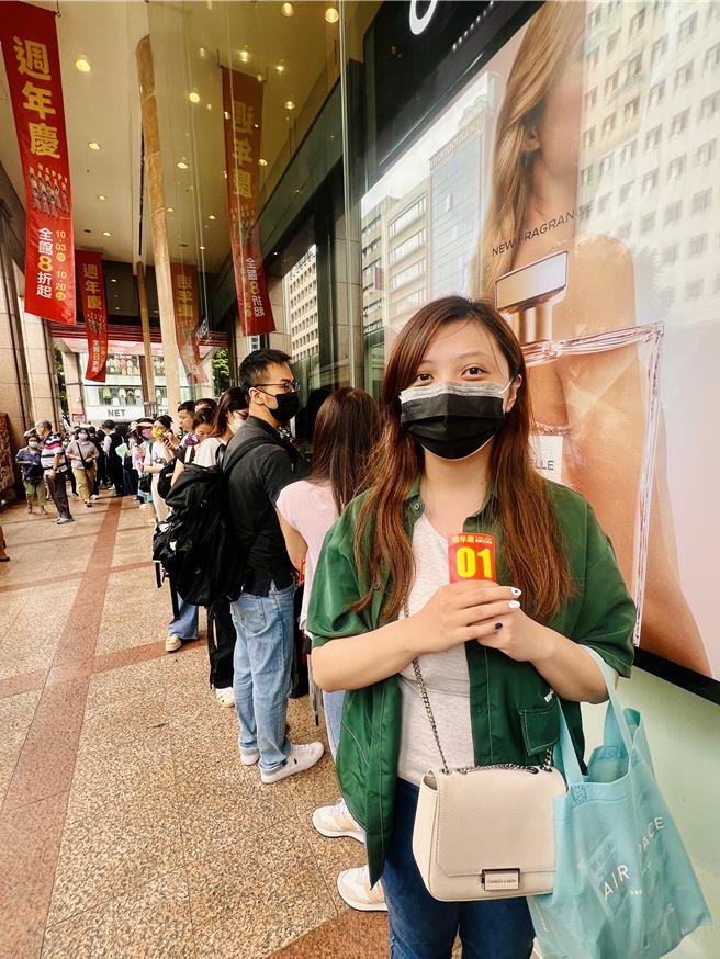 上班族许小姐早上8点抢头香，抢购抢购前50名可获得的「LANCOME万元抵用券」。（吴奕萱摄）