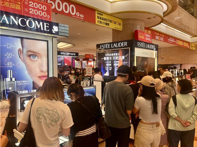 LANCOME推出送「万元抵用券」，吸引民眾抢购。（吴奕萱摄）