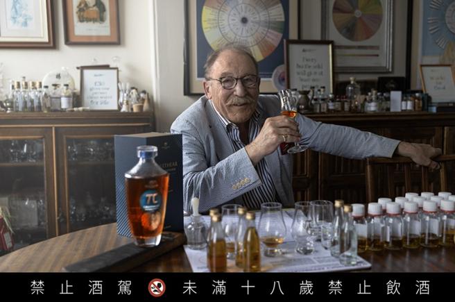 「威士忌教父」查尔斯麦克莱恩品饮以橡木桶过桶的「创世者桶陈金门高粱酒π系列」。（黑松提供）★《中时新闻网》关心您：饮酒过量，有碍健康。酒后不开车，安全有保障！
