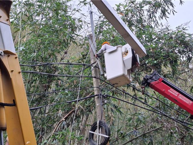 中颱山陀儿即将登陆，台电统计至今早11点止，全台曾有17.6万户曾停电，修復7成。(台电提供)