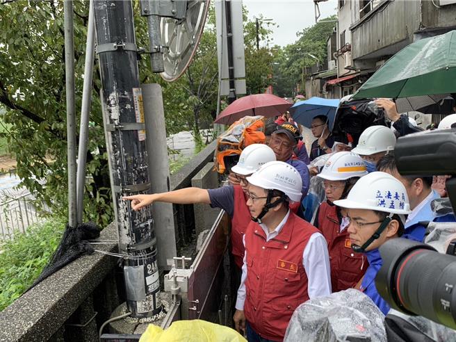 新北市長侯友宜3日視察三峽河長福橋改建工程。（高鈞麟攝）