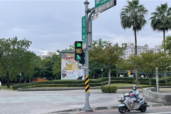 嘉义市政府结合青年创意，让小绿人行人号志灯多了火鸡图案，引起民眾关注、讨论。（嘉义市政府提供／吕妍庭嘉义传真）