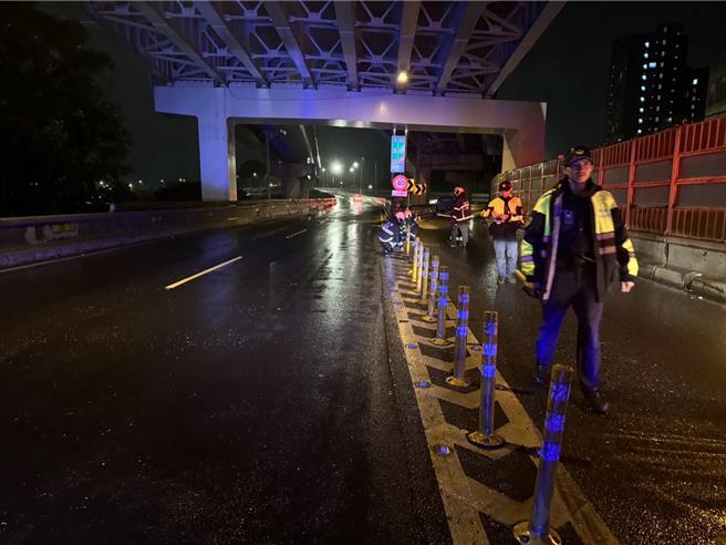 小货车水快打滑自撞，男腹部出血送医。（警方提供）