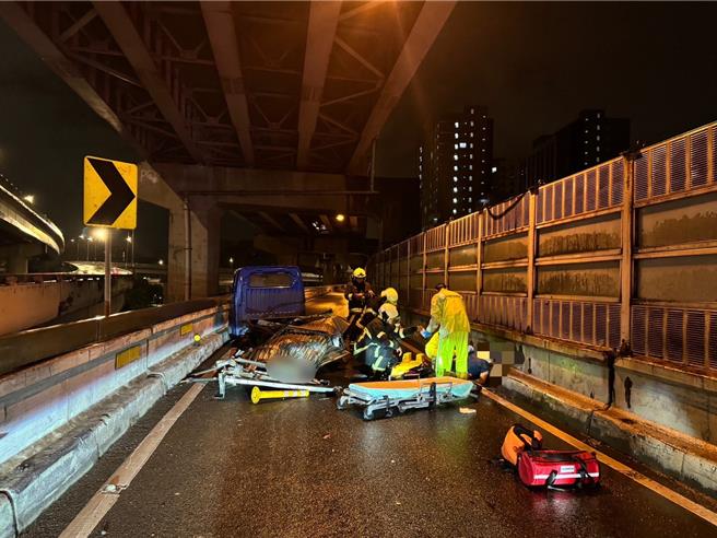 小货车水快打滑自撞，男腹部出血送医。（警方提供）