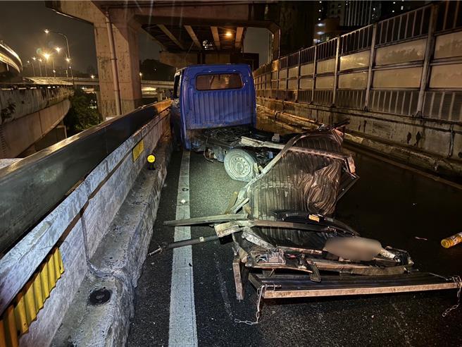 小货车水快打滑自撞，男腹部出血送医。（警方提供）