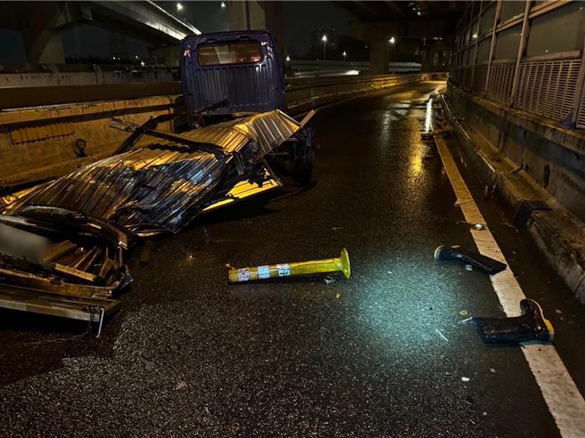 小货车水快打滑自撞，男腹部出血送医。（警方提供）