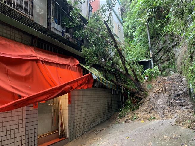 受山陀兒颱風影響，基隆市仁二路119巷出現崩塌情形。（徐佑昇攝）