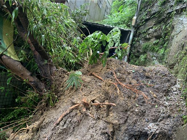 受山陀兒颱風影響，基隆市仁二路119巷出現崩塌情形。（徐佑昇攝）