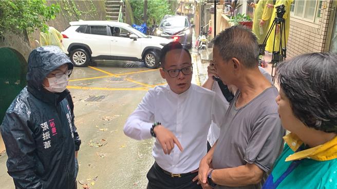 受山陀兒颱風影響，基隆市仁二路119巷出現崩塌情形，基隆市議長童子瑋前往會勘。（徐佑昇攝）
