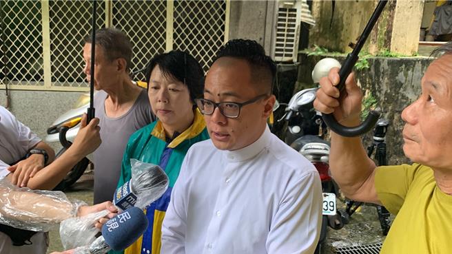 受山陀兒颱風影響，基隆市仁二路119巷出現崩塌情形，基隆市議長童子瑋表示，會將全市邊坡檢測排入議程。（徐佑昇攝）