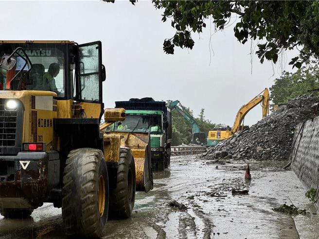 台9線蘇花公路164.4k崇德段今晨土石流，交通斷，公路單位原本到下午3時才搶通，現在提前至下午1時搶通，將開放3時段通行。（公路局提供）