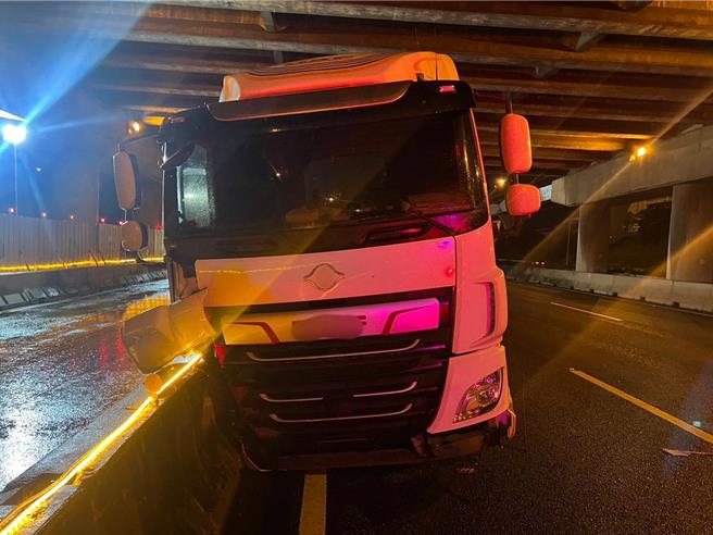陳男駕駛的大型半聯結車撞上水泥護欄。（警方提供）