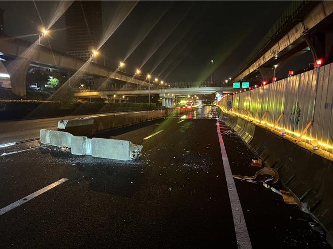 水泥護欄被撞倒後橫倒在路面上，造成出口匝道暫時封閉。（警方提供）