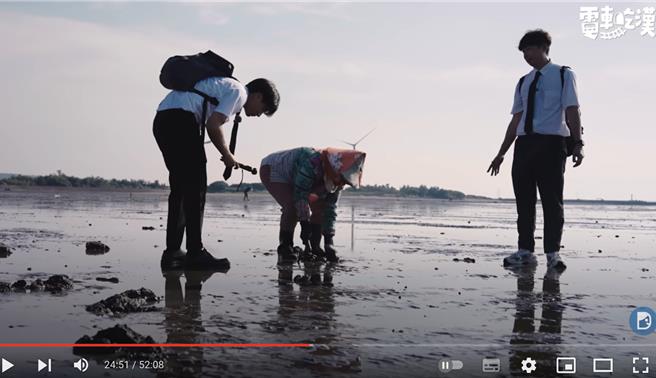 社群平台Dcard的YouTube频道推出节目「电车吃汉」，近日到新竹市台铁香山站拍摄旅行影片，2名主持人竟踏进香山溼地挖蛤蜊。（截自YouTube频道Dcard Video）