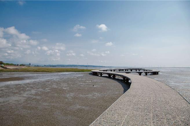 香山溼地为国家级重要溼地，也是新竹市滨海野生动物保护区，依溼地保育法禁止未经目的事业主管机关许可之砍伐、採集、放生、引入、捕捞、猎捕、捡拾生物资源。（新竹市政府提供／王惠慧新竹传真）