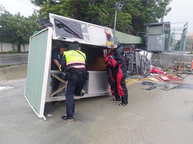 警方協助將人從警衛亭中救出。（翻攝照片／洪靖宜高雄傳真）