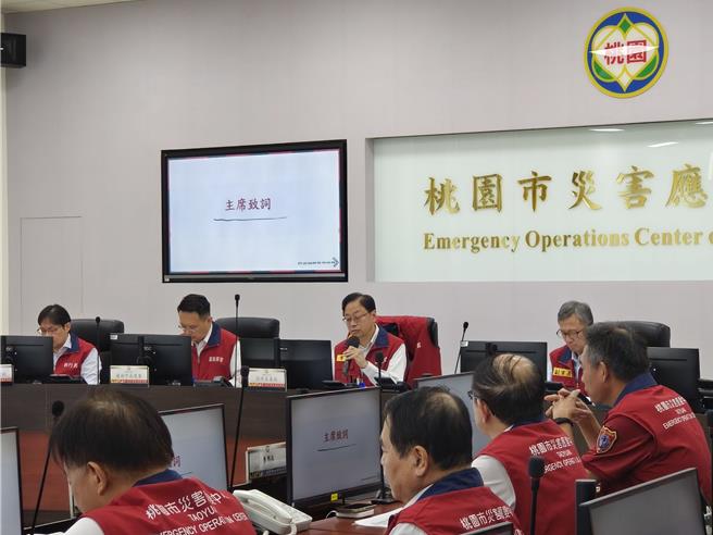 桃园市区3日风雨不大仍旧停班停课，桃园市长张善政说明，主因是2日起沿海地区阵风超过停班停课标准，且2、3日有18位市民因颱风受伤，若没有停班停课，受伤民眾可能会更多。（赖佑维摄）