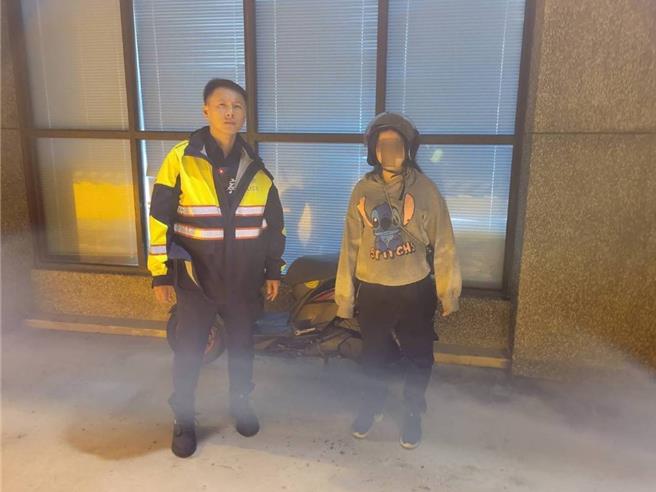 2日晚间1名女骑士机车故障，导致在风雨中回不了家，所幸员警协助检修并让女子顺利返家。（芦竹警分局提供）