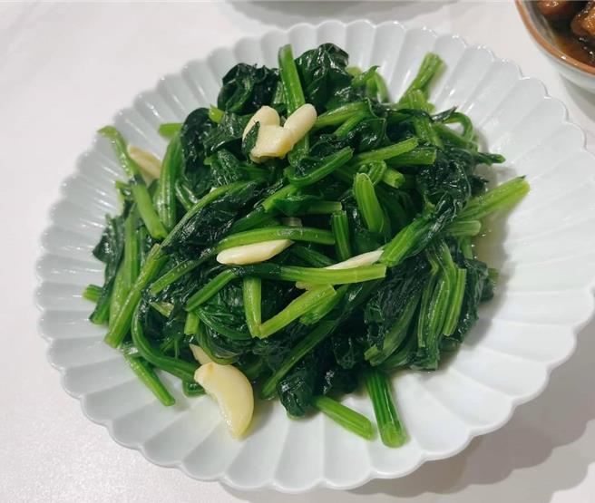 陈姓民眾随手抓的1把波菜、炒起来只有一盘的量，要价250元，让她直呼真的是「颱风未到、涨价先行」，觉得「还是继续吃便当好了」。（民眾提供／叶静美彰化传真）