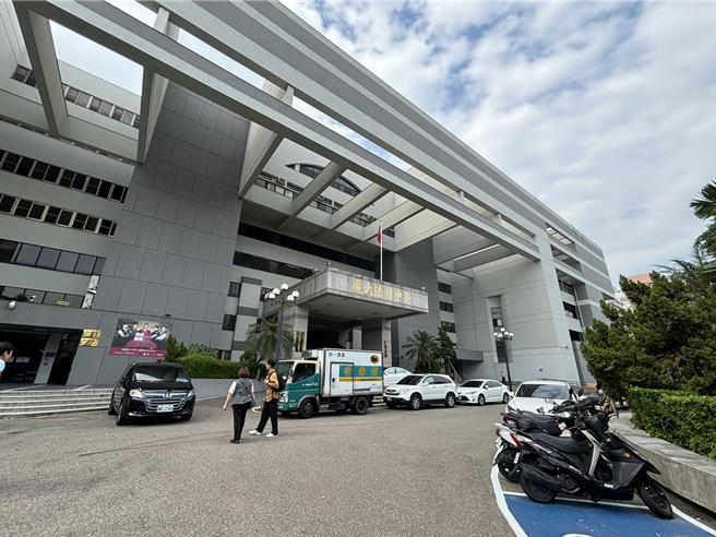 台中陳姓女粗工在Dcard、臉書「靠北police」社團上貼文，以「公主病」、「花瓶、無腦」詞彙辱罵「最正馬尾女警」，遭台中地院判處拘役45日。（馮惠宜攝）