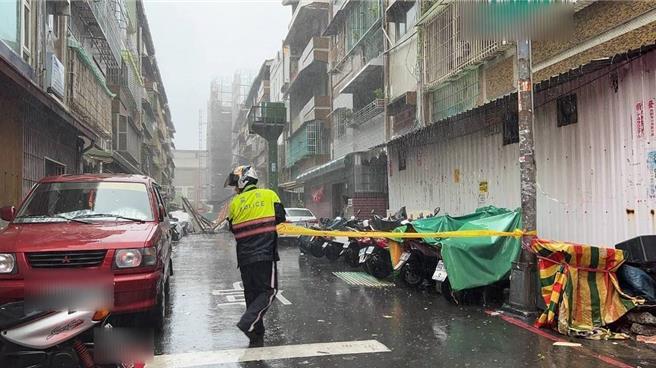 凤山警方获报铁皮飞落砸车案，现场拉起封锁线警戒。（民眾提供／纪爰高雄传真）