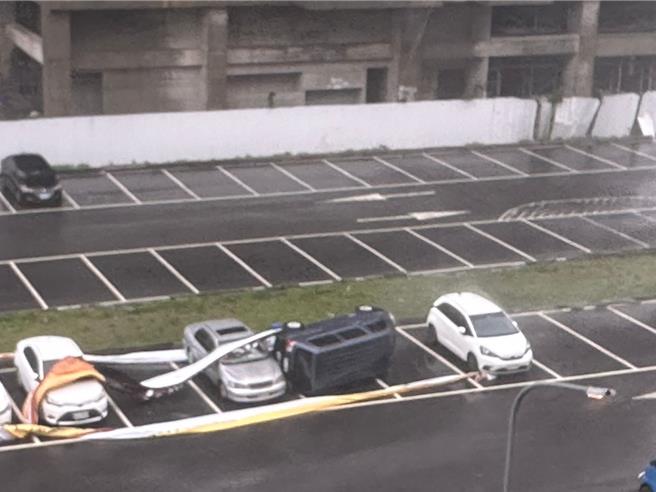 凤山瑞兴路与胜中路转角停车场，自小客不敌大风吹翻90度。（民眾提供／纪爰高雄传真）