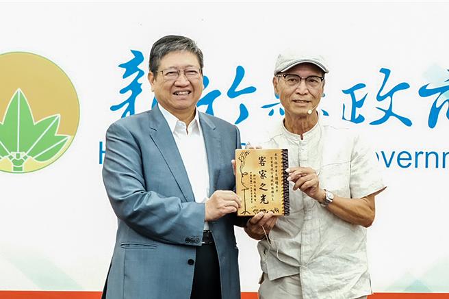 新竹縣客家傳統文化推展與研究協會理事長林傑雄（右）獲「傳統歌謠十度十關擂台主」，縣長楊文科（左）頒給「客家之光」獎牌。（羅浚濱攝）