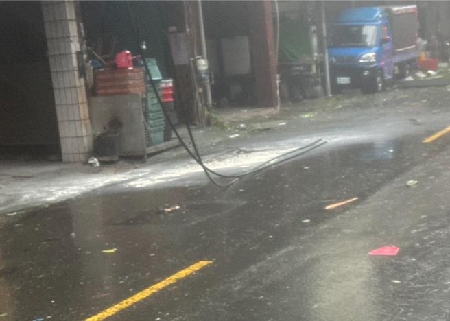 高雄旗津區中洲三路傳出鐵皮屋頂被吹落割斷電線，造成一名男子被電擊受傷送醫。（民眾提供／郭良傑高雄傳真）